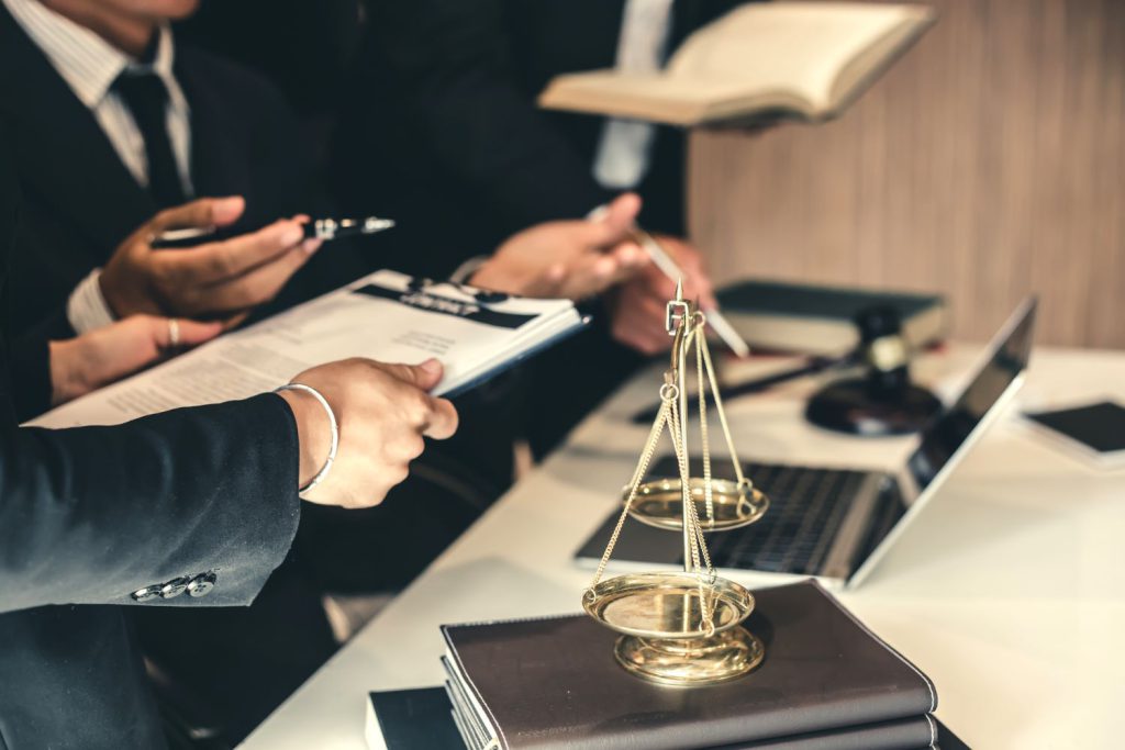 Adwokaci to osoby, które udzielają porad prawnych i reprezentują swoich klientów w sądzie