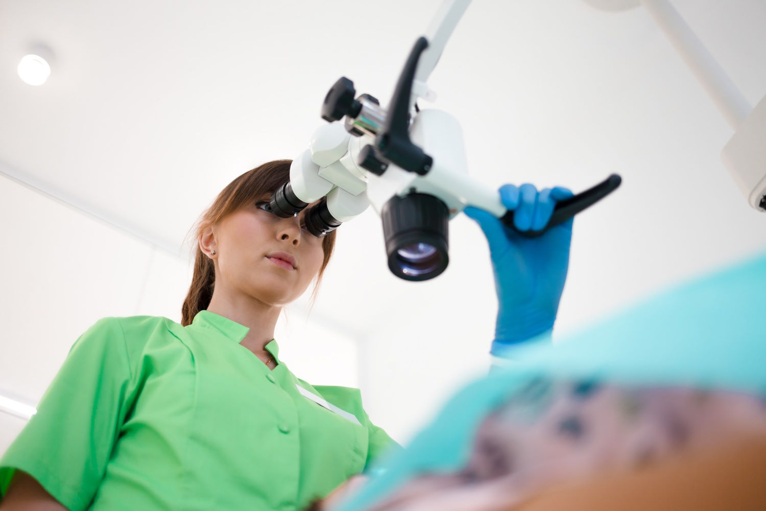Korzystanie z mikroskopu podczas zabiegów dentystycznych umożliwia lekarzom wykonanie bardziej precyzyjnych i skutecznych interwencji.